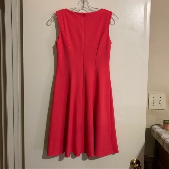 Roz & Ali Sleeveless Cut out Crew Neck Coral Midi Dress. Size 2 - Picture 7 of 8